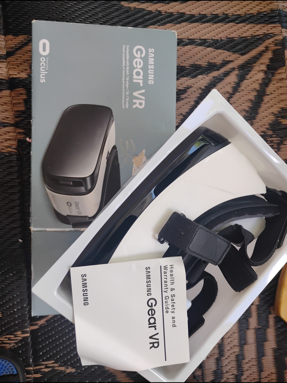 Samsung Gear VR Headset - White and Black Trim